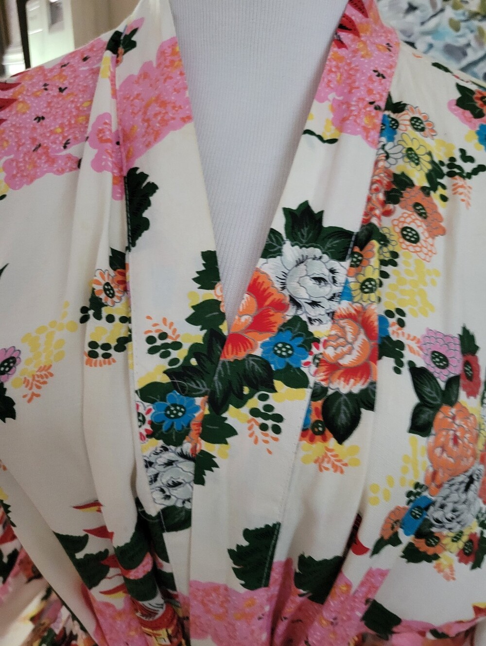 Short Japanese Style Robe In Japanese Print - Picture 4 of 9